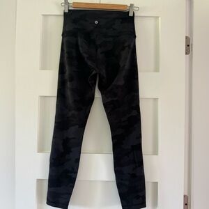 Lululemon Wunder Under black camo size 6